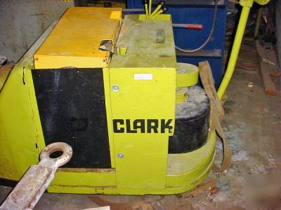 New clark electric stacker w/brand battery charger