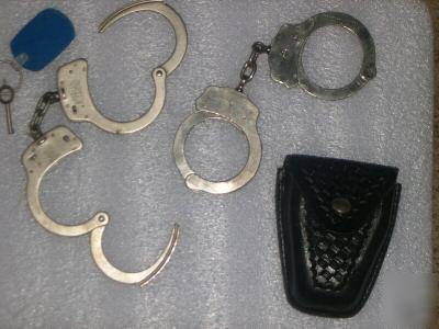 2 pair handcuffs w/key and cuff case police equipment