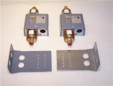 New lot of 2 johnson controls d/p switch P74FA-5 no box