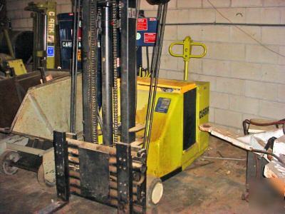 New clark electric stacker w/brand battery charger