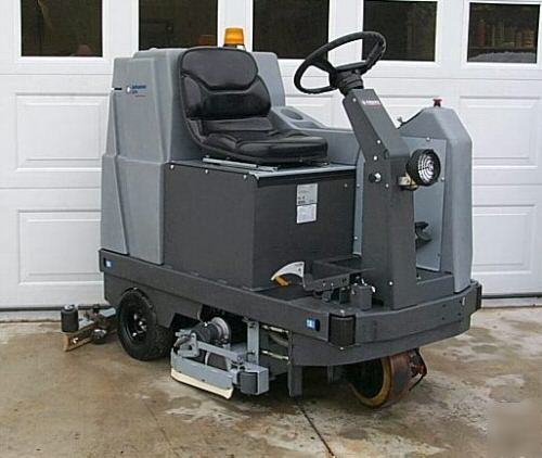 Riding floor scrubber advance 3200C auto scrubber - 