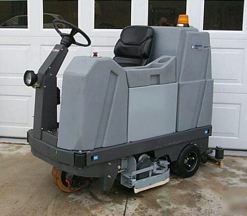 Riding floor scrubber advance 3200C auto scrubber - 