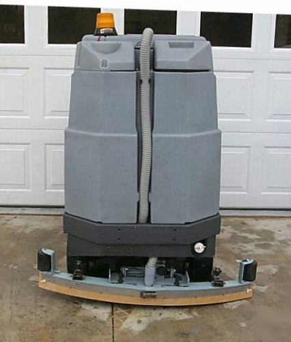 Riding floor scrubber advance 3200C auto scrubber - 