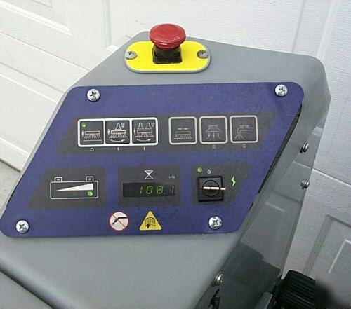 Riding floor scrubber advance 3200C auto scrubber - 