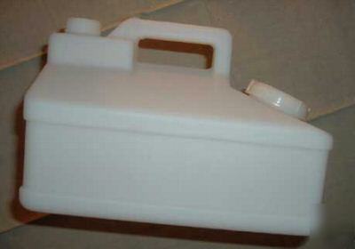Extra 7-quart jug for hydro sprayer carpet cleaning
